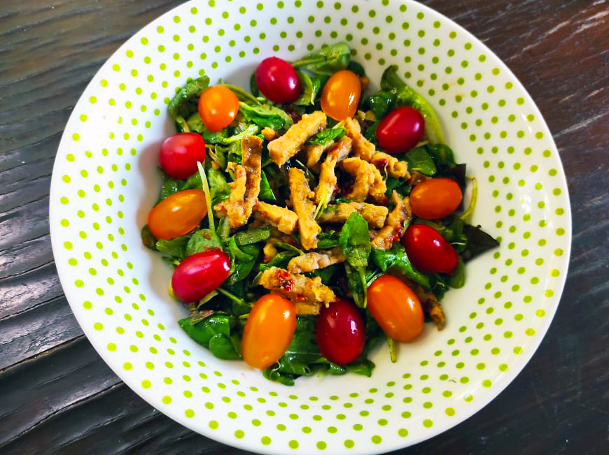 Baby leaves salad with peanutbutter sauce